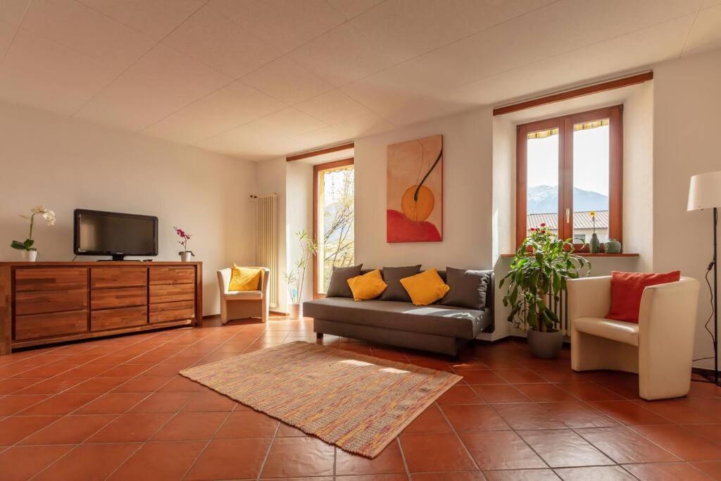 A television and/or entertainment centre at Casa al Sole - Bellissimo appartamento con terrazza e vista lago
