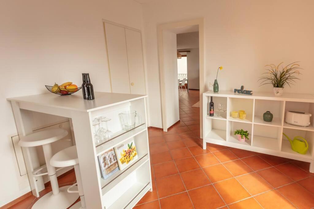 A kitchen or kitchenette at Casa al Sole - Bellissimo appartamento con terrazza e vista lago