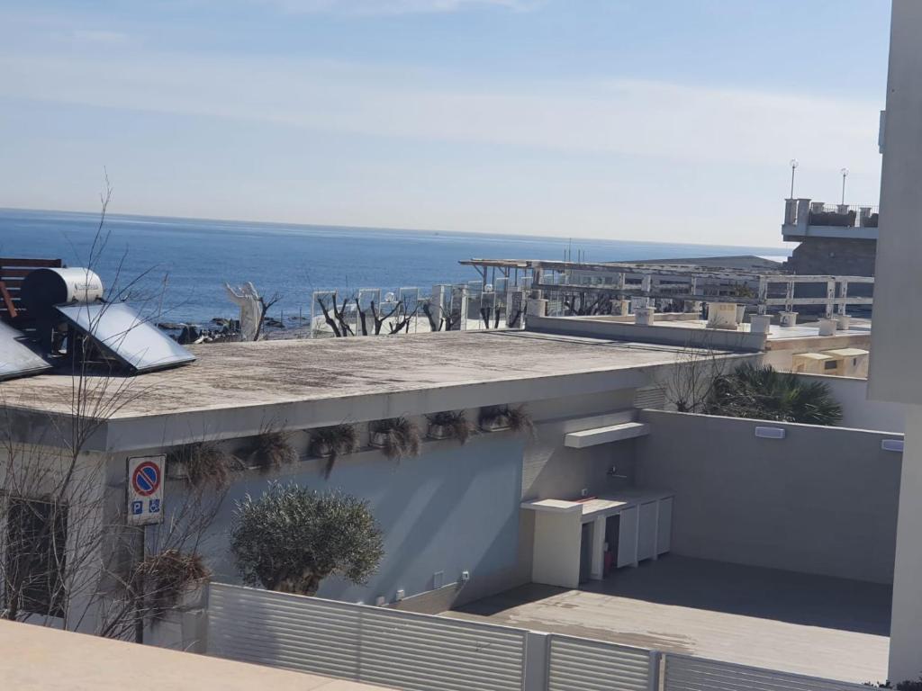 SEA'S HOUSE