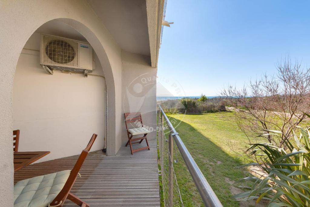 une vue depuis le balcon d'une maison dans l'établissement AS17563 - P2 Entièrement équipé accès mer direct avec parking privé, au Grau-du-Roi