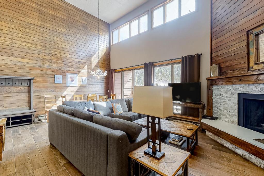 un salon avec un canapé et une cheminée dans l'établissement Montezuma Magic, à Keystone