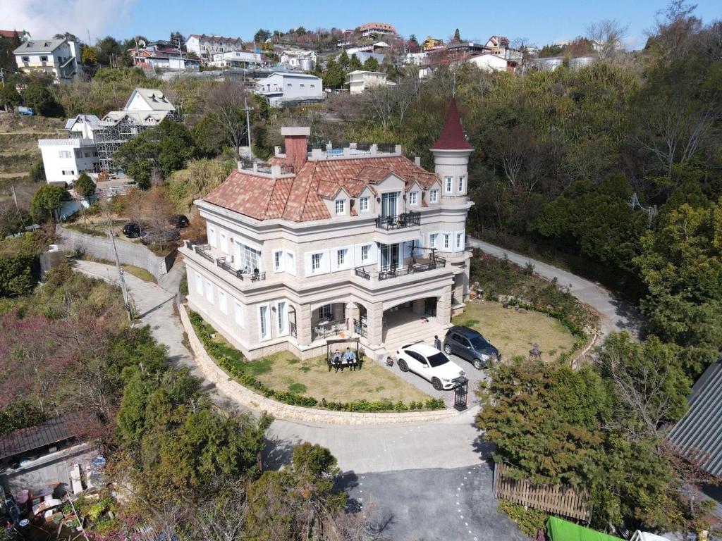 仁愛郷にあるCastle On A Cloudの大白い家屋の空中