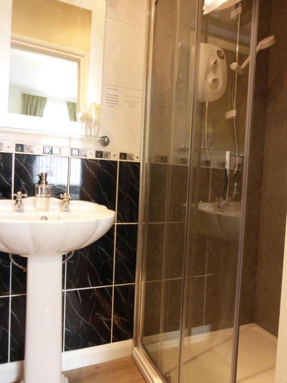 Blenheim House - Small Double Room With Shower