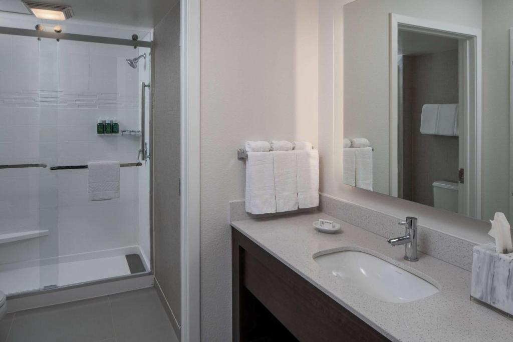 Sonesta ES Suites Fairfax Fair Lakes photo