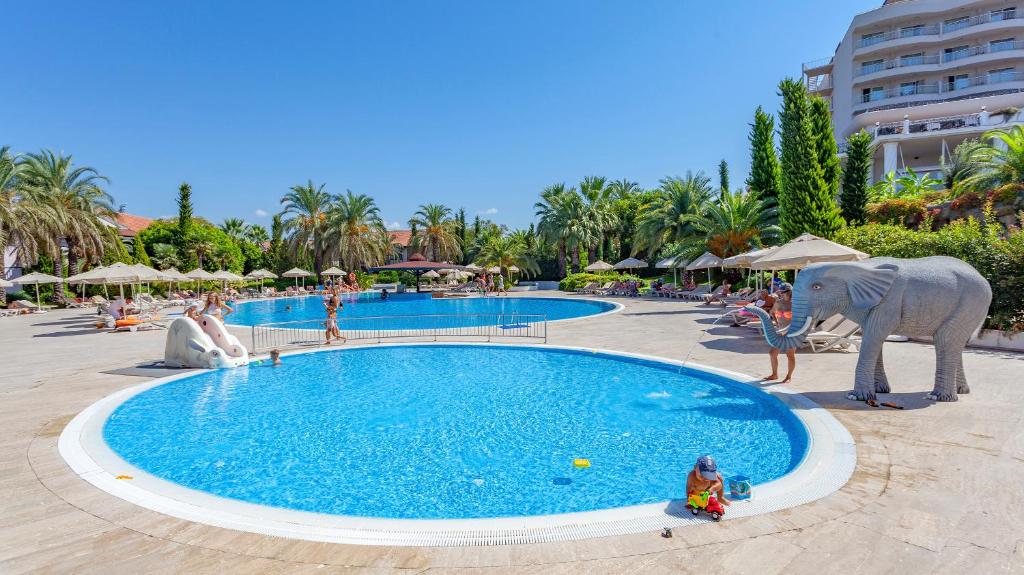 Bazén v ubytování Starlight Resort Hotel nebo v jeho okolí