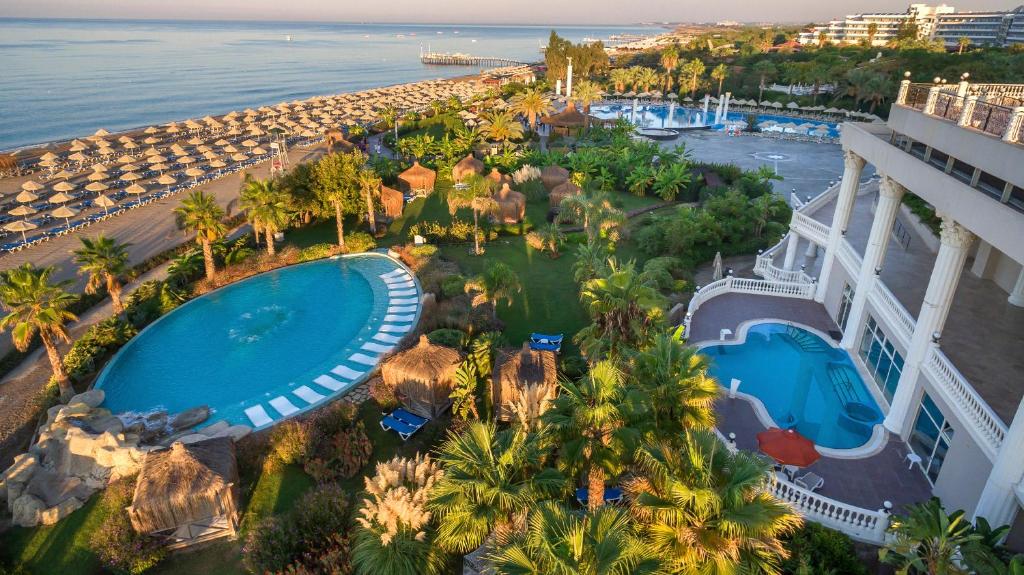 Bazén v ubytování Starlight Resort Hotel nebo v jeho okolí