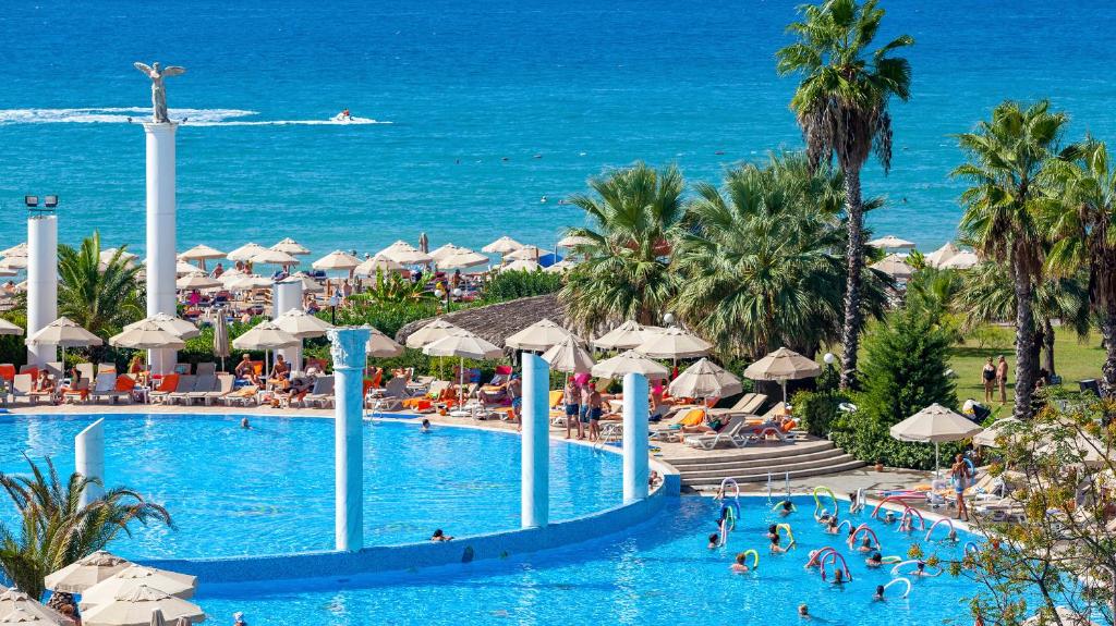 Bazén v ubytování Starlight Resort Hotel nebo v jeho okolí