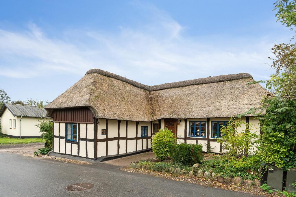 ein altes Haus mit einem Strohdach in der Unterkunft Skrædderens Hus in Horsens