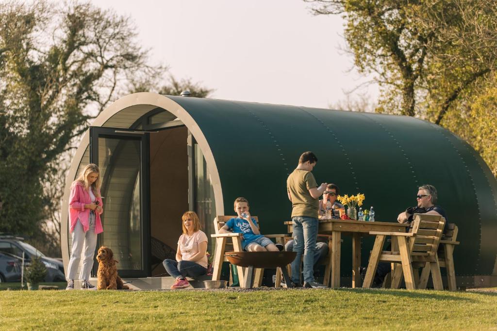 唐帕特里克Kinelarty Luxury Glamping Pods Downpatrick的一群人站在一个小房子外面