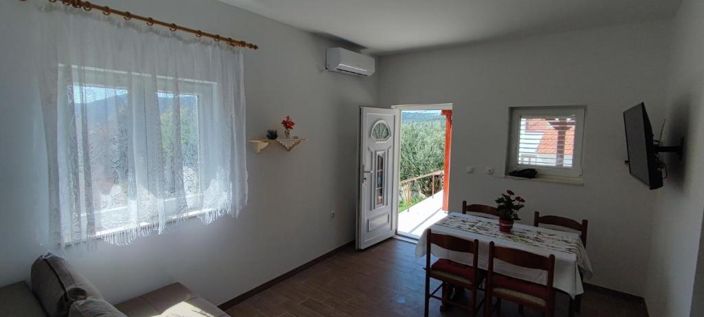 Televízia a/alebo spoločenská miestnosť v ubytovaní House "Olive Tree"