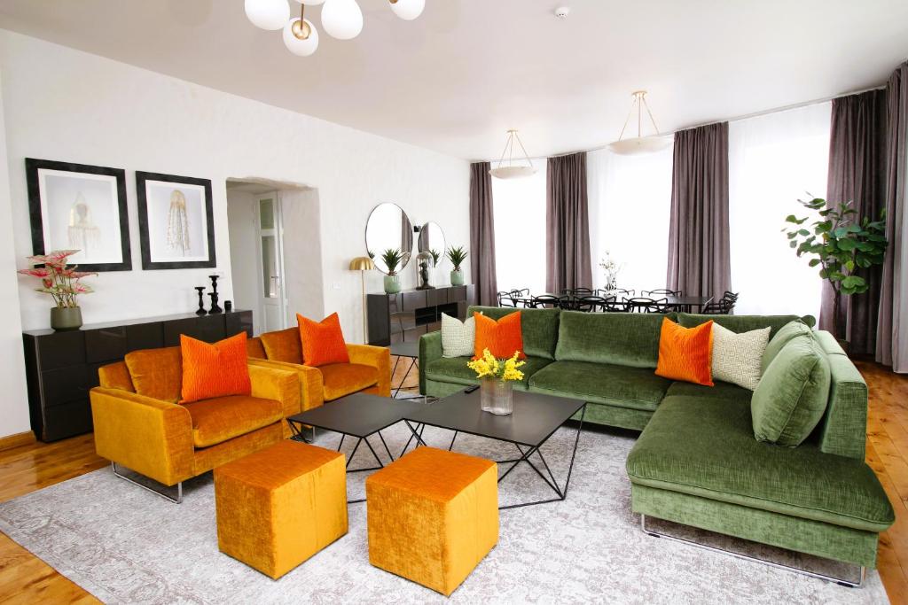 uma sala de estar com mobiliário verde e laranja em Tallinn City Apartments - Old Town Townhouse em Talin