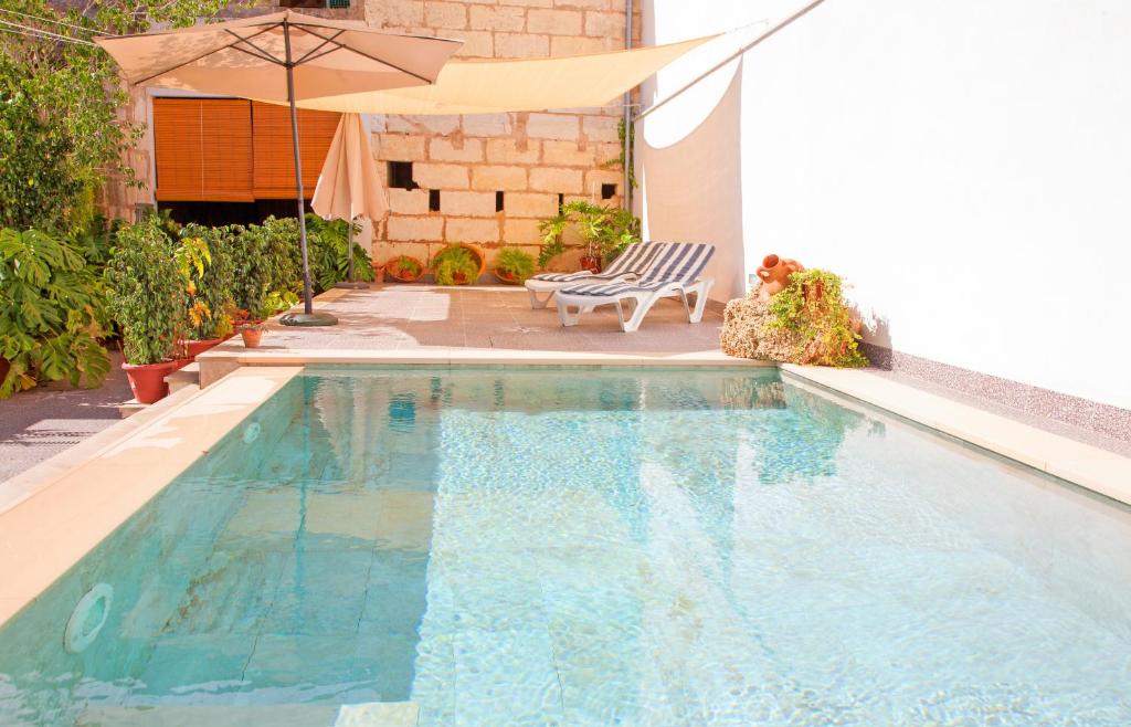 Kolam renang di atau di dekat YourHouse Can Peret, modern town house in Sa Pobla with private pool