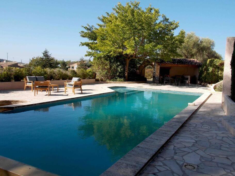 - une piscine d'eau bleue dans la cour dans l'établissement Villa Sampa, au Beausset
