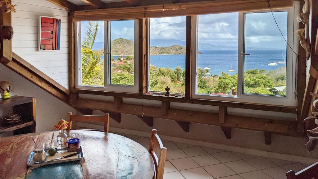 Cette chambre dispose d'une table et offre une vue sur l'océan. dans l'établissement Chez Claire & Eric, à Terre-de-Haut