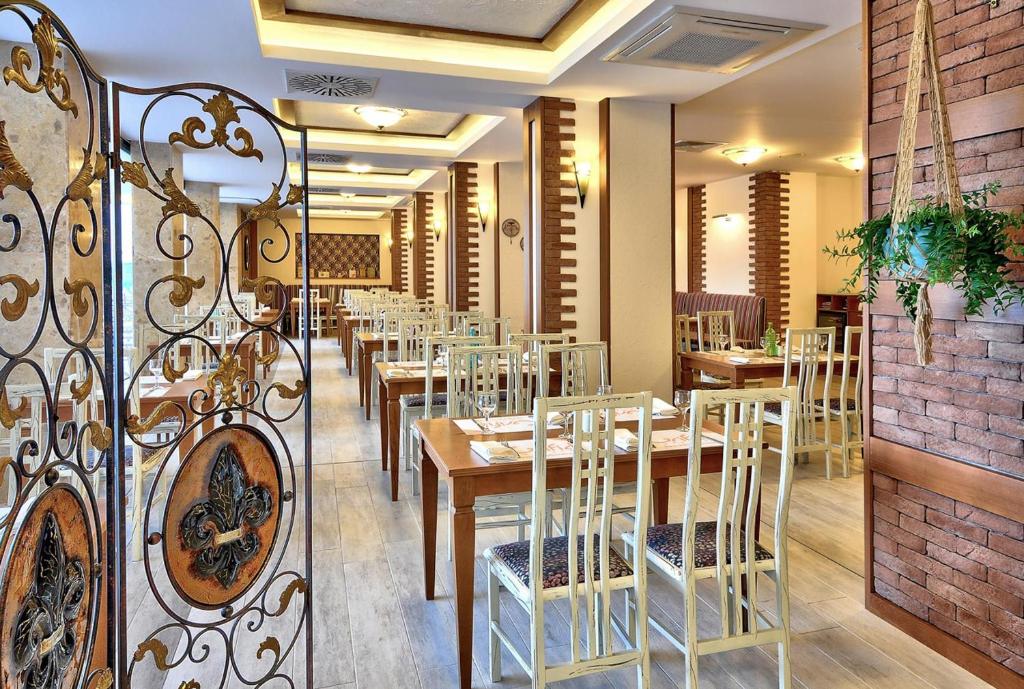 Restaurace v ubytování GRIFID Metropol Hotel - Premium All inclusive & Private Beach - Adults Only