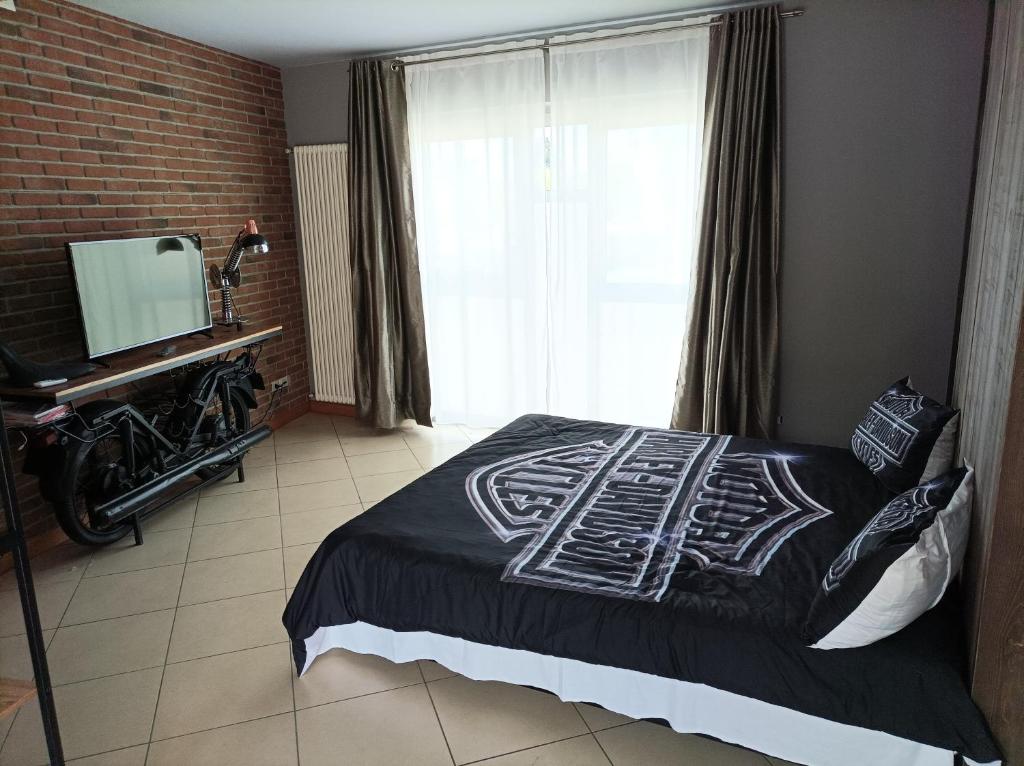 1 dormitorio con 1 cama, TV y ventana en La pacheca, en Lazise