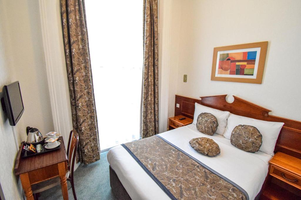 Letto o letti in una camera di Pembridge Palace Hotel