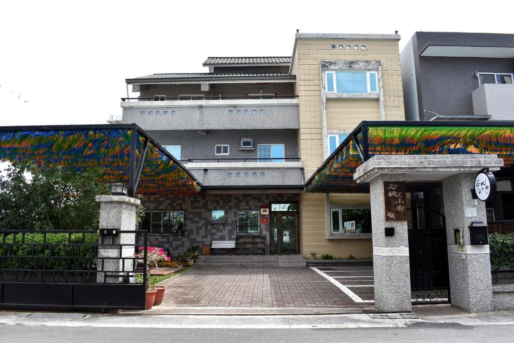 een gebouw met een poort en een gebouw met een gebouw bij Taitung XD B&B in Taitung