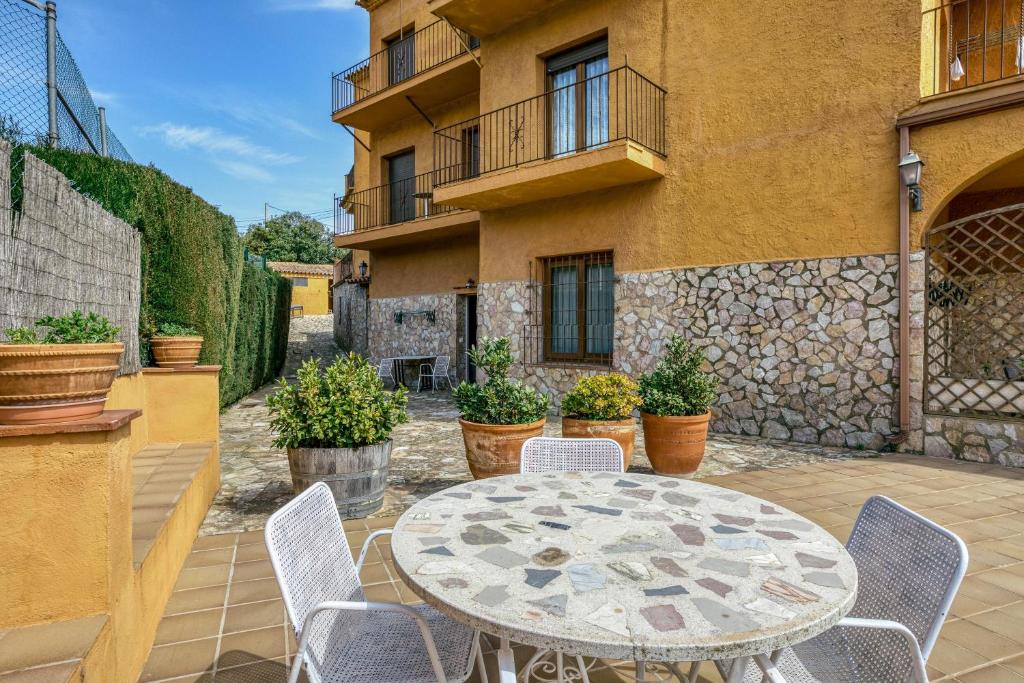 A balcony or terrace at Apartamento Bajo 3