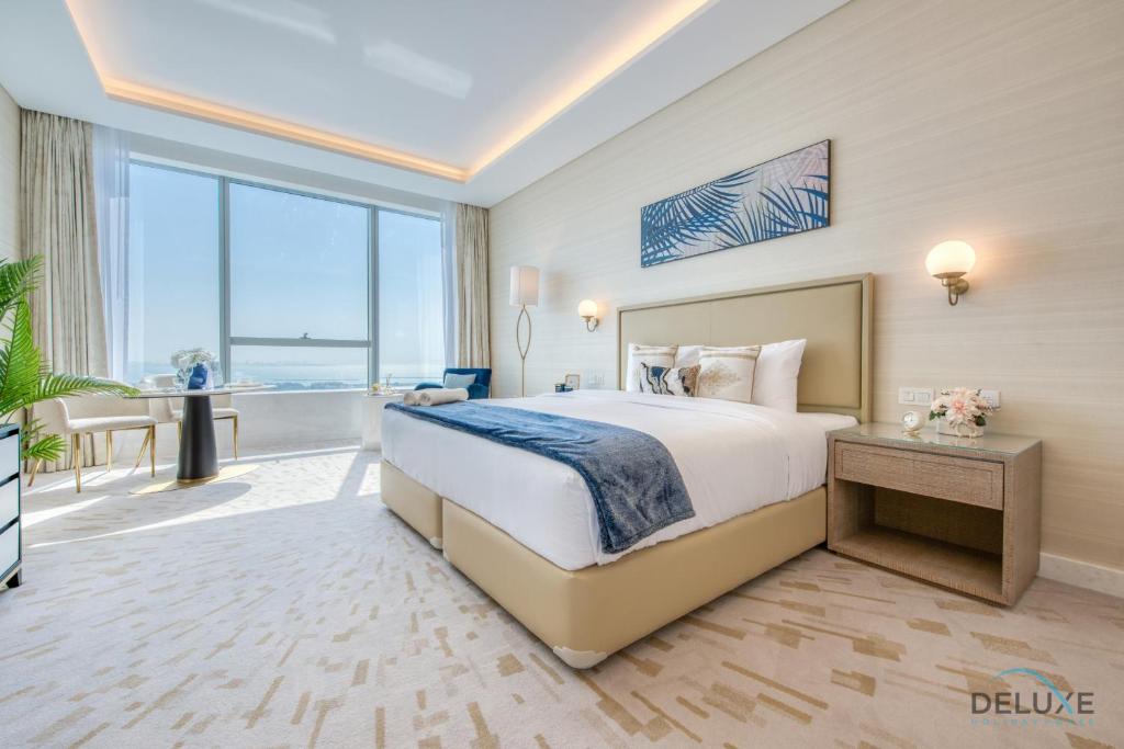 Postel nebo postele na pokoji v ubytování Posh Studio at The Palm Tower Palm Jumeirah by Deluxe Holiday Homes