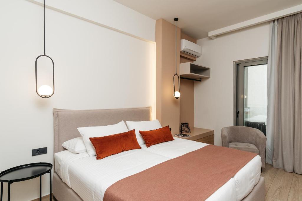 Postel nebo postele na pokoji v ubytování The City Hotel & Suites