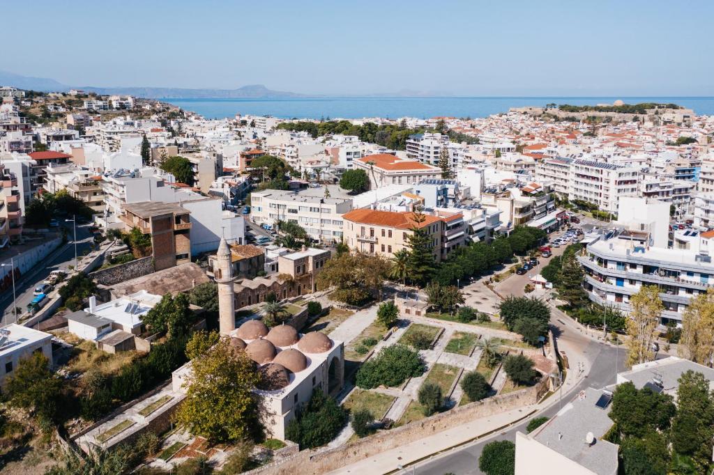Nespecifikovaný výhled na destinaci Réthymno nebo výhled na město při pohledu z hotelu