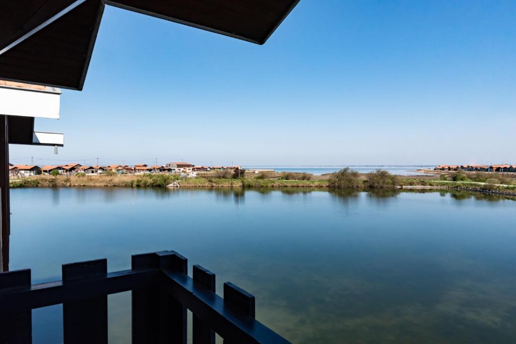 Výhled na řeku, která protéká v blízkosti apartmánu