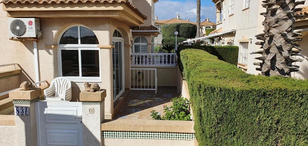 une maison avec un chat assis sur une clôture dans l'établissement Ferienwohnung Torrevieja, à Torrevieja