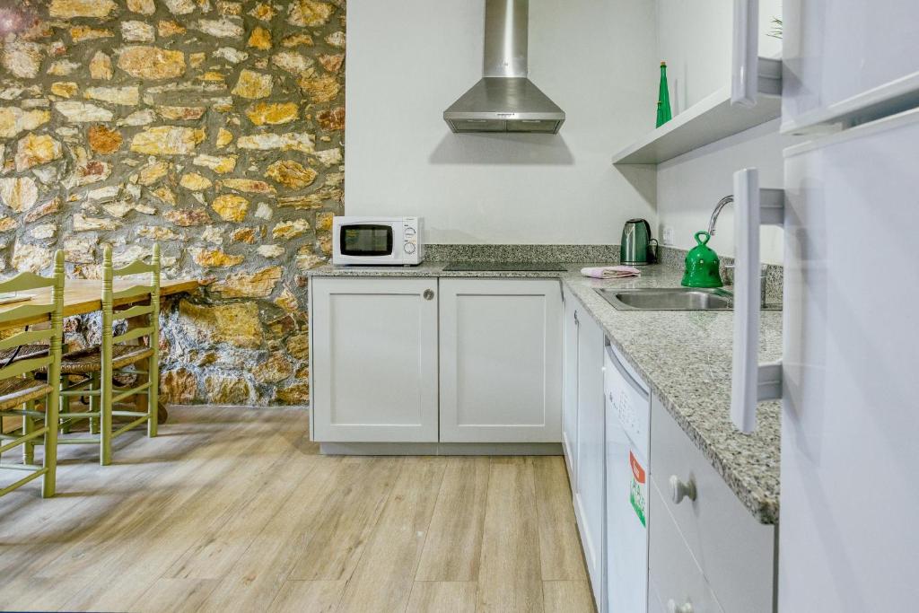 A kitchen or kitchenette at Apartamento Bajo 3
