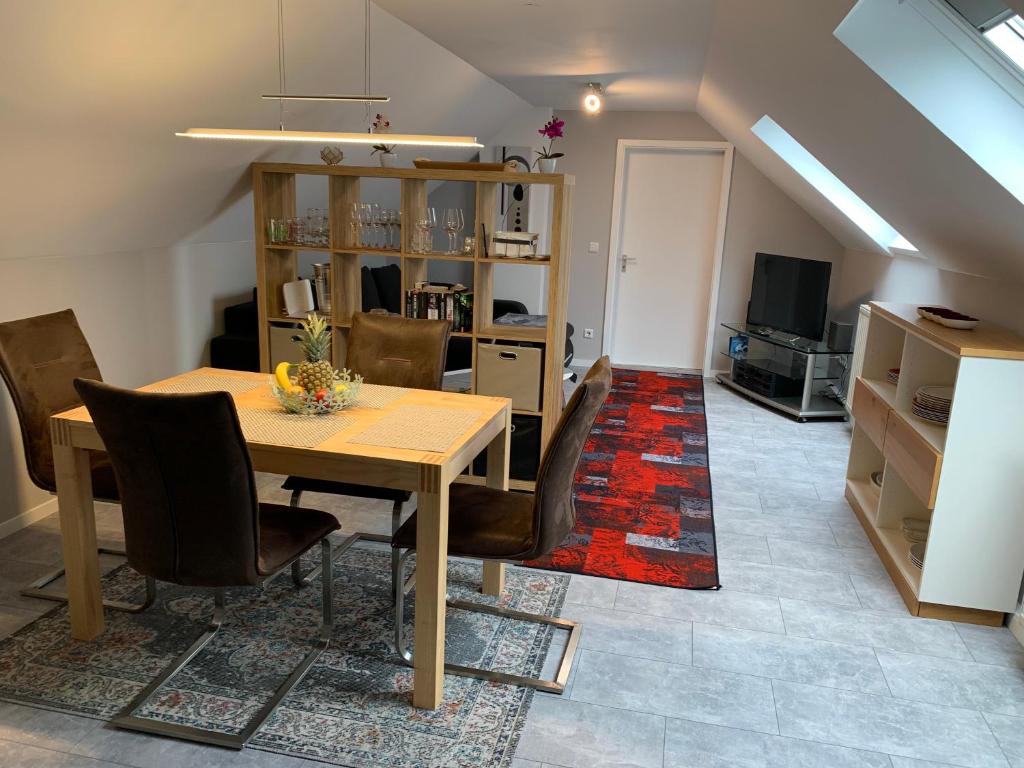 comedor con mesa y sillas en Ferienwohnung Sunny - Moderne Ferienwohnung im Grünen in Saarbrücken-West, en Saarbrücken