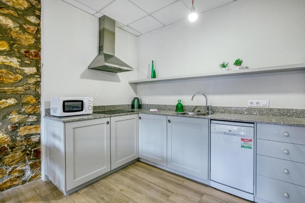 A kitchen or kitchenette at Apartamento Bajo 3