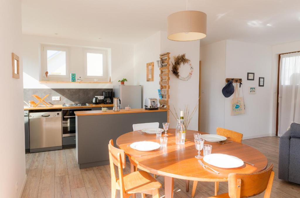 a kitchen and dining room with a table and chairs at Vacances en famille a 250m de la mer a Penmarch in Penmarch