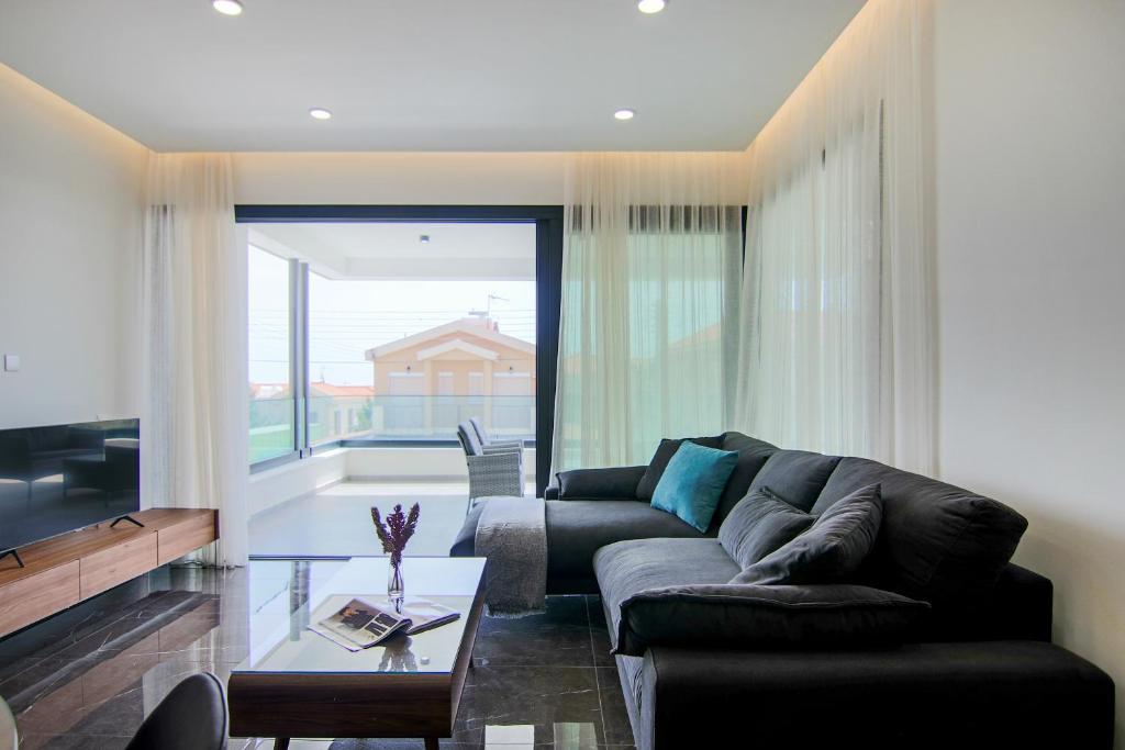uma sala de estar com um sofá e uma mesa em Phaedrus Living: City View Anna Residence 102 em Limassol