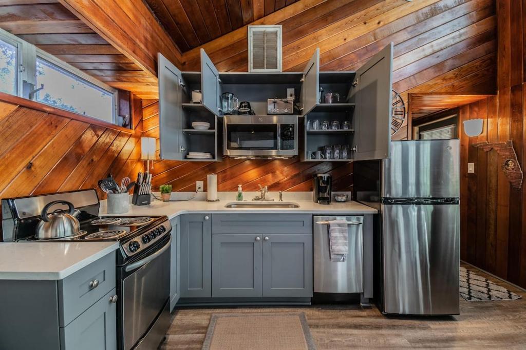 Downtown Dunedin BB - Rustic Cabin with Pool