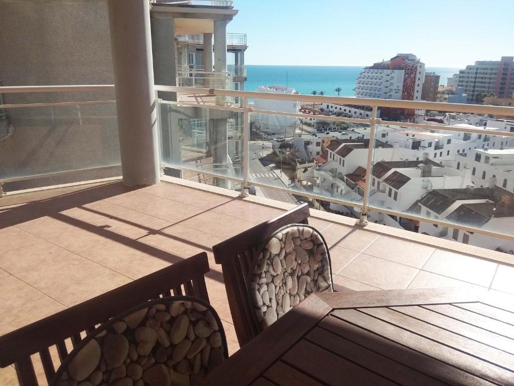 balcón con 2 sillas y vistas al océano en Apartamentos Argenta Caleta 3000, en Peñíscola