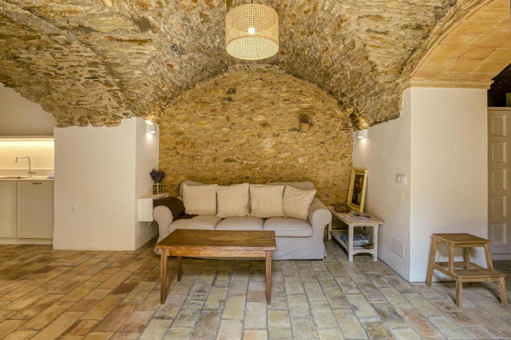 a living room with a couch and a table at Apartamento en el centro in Begur