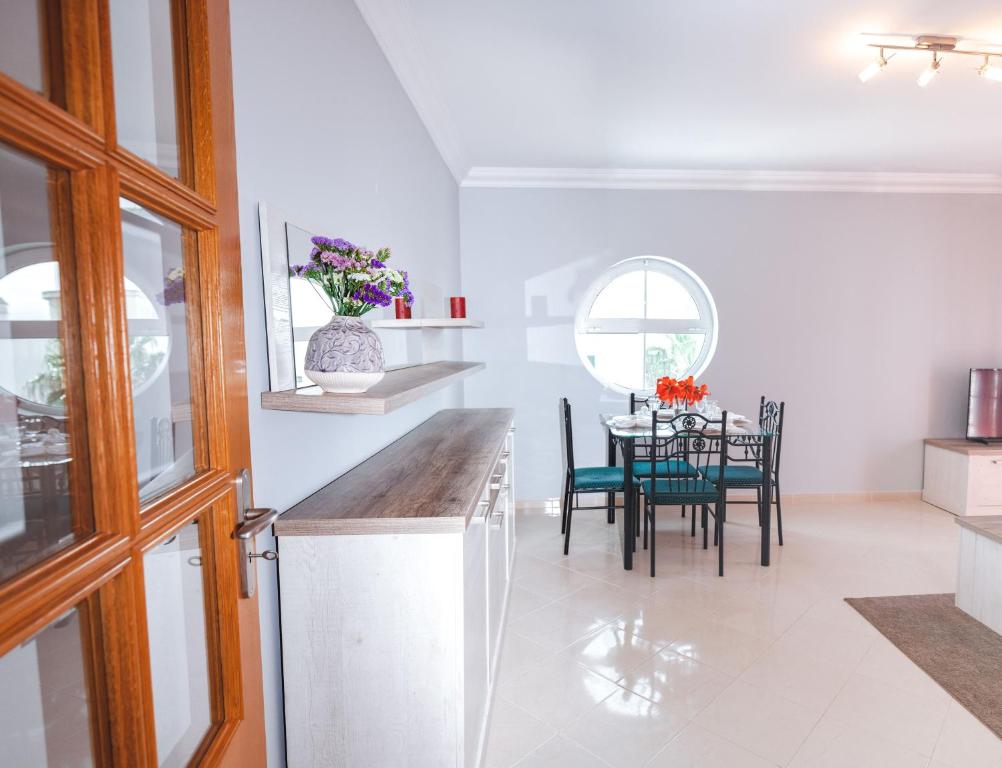 een keuken en eetkamer met een tafel en stoelen bij Tatiana 1 bedroom apartment in Albufeira