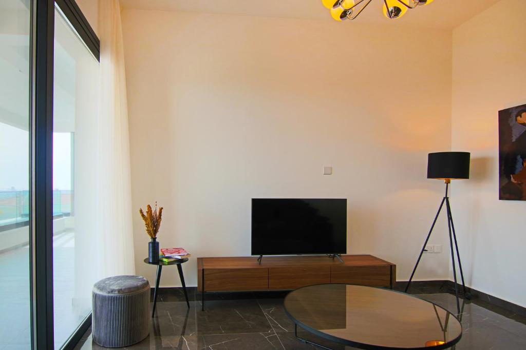 un salon avec une télévision et une table dans l'établissement Phaedrus Living: Sea View Anna Residence 201, à Limassol
