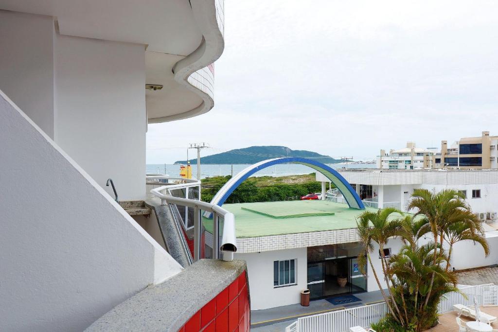 a balcony with a view of a building at Linda vista para o mar e wi-fi - HB29F in Florianópolis
