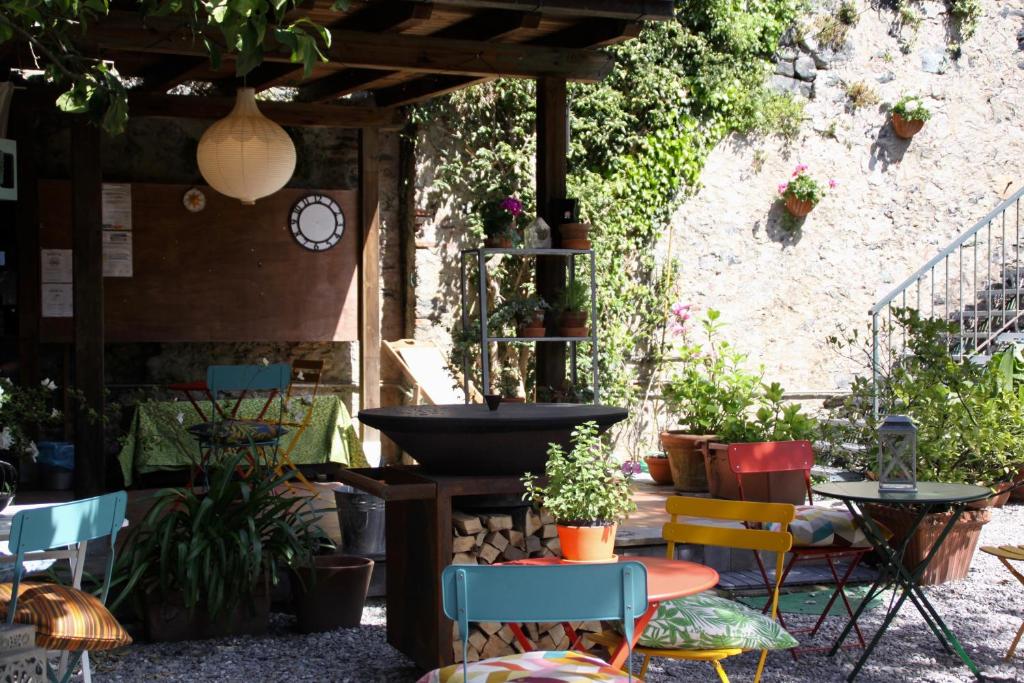 eine Terrasse mit einem Tisch, Stühlen und einer Uhr in der Unterkunft Villa Clelia in Levanto