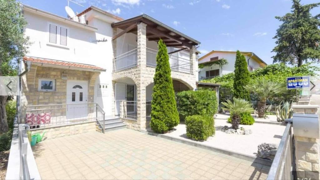 ein großes weißes Haus mit einer Auffahrt in der Unterkunft Villa Ana in Vodice
