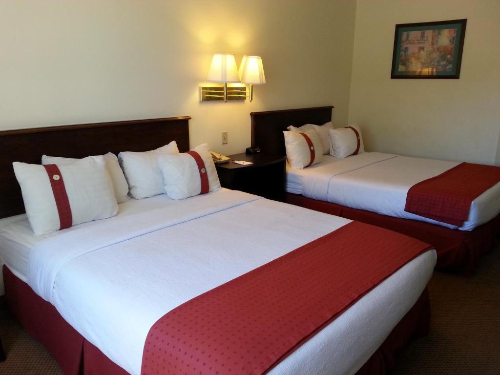 Postel nebo postele na pokoji v ubytování Ramada by Wyndham Williams/Grand Canyon Area