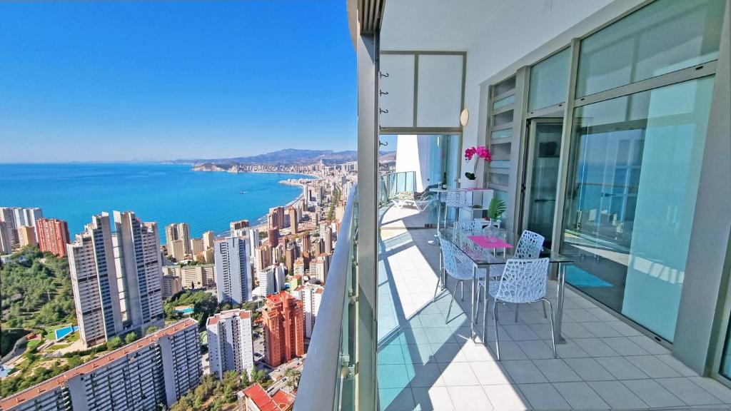 Apartament z balkonem z widokiem na ocean w obiekcie Slyline 40 Lujoso apartamento de 1 dormitorio - Muy soleado w mieście Benidorm