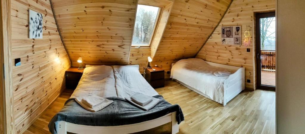 Posteľ alebo postele v izbe v ubytovaní Dom Pod Leśniczówką