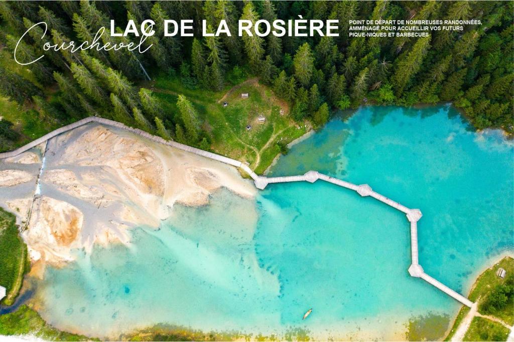 una vista aérea de dos lagos de agua azul en Ecrin Blanc Resort Courchevel - Aquapark, en Courchevel