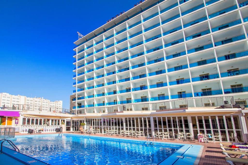 a hotel with a swimming pool in front of a building at Hotel Servigroup Nereo in Benidorm