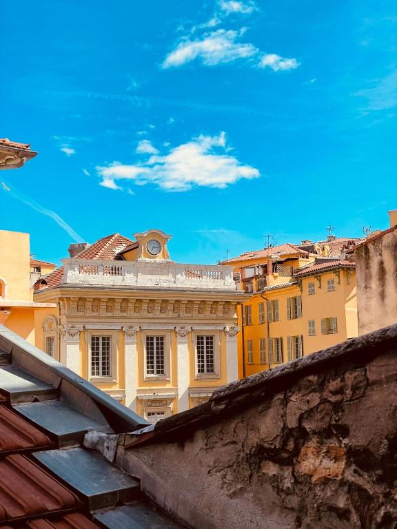 une vue depuis le toit d'un immeuble dans l'établissement Appart Hotel Jaures - Boutique apartments, à Nice