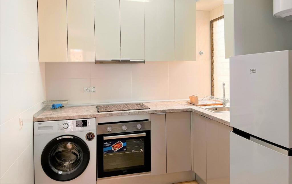 A kitchen or kitchenette at Marinasunbeach Paseo Maritimo