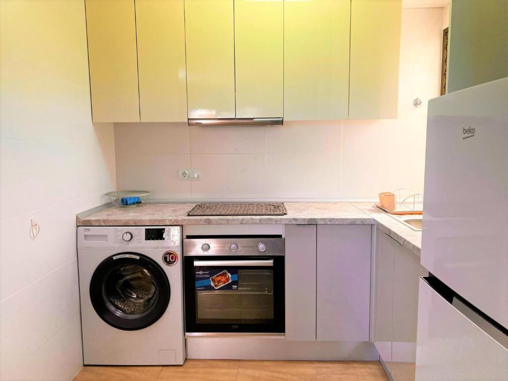 A kitchen or kitchenette at Marinasunbeach Paseo Maritimo