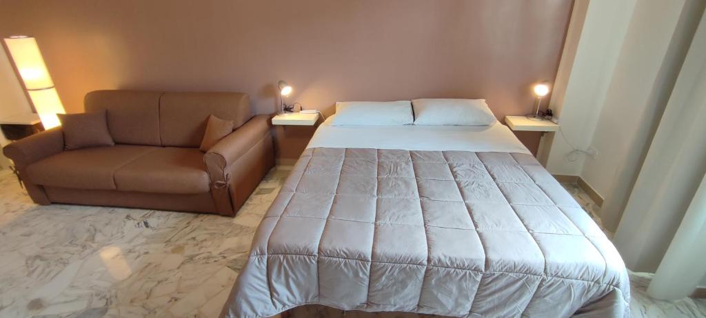 A bed or beds in a room at GIAMBATTISTA HOUSE BARI